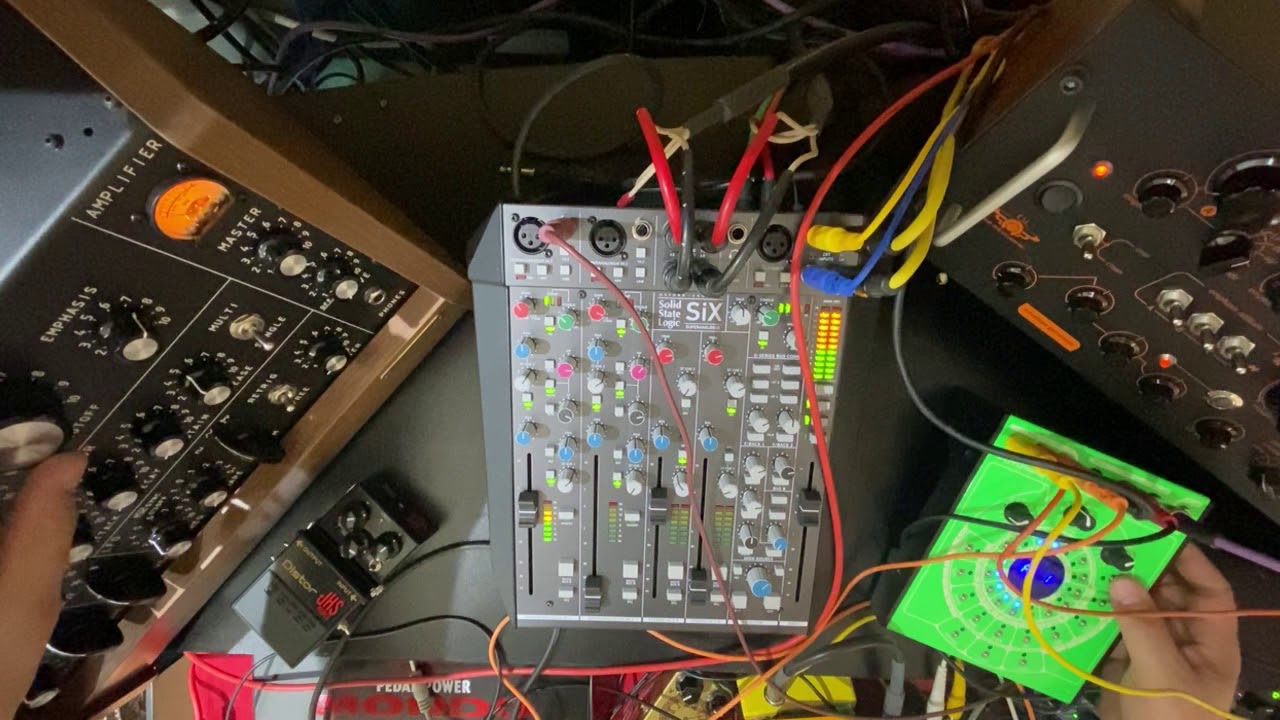 Apparatus Trax - Acid Trax tribute using all-tube Apparatus acid synth and E.S.L. Vertice 