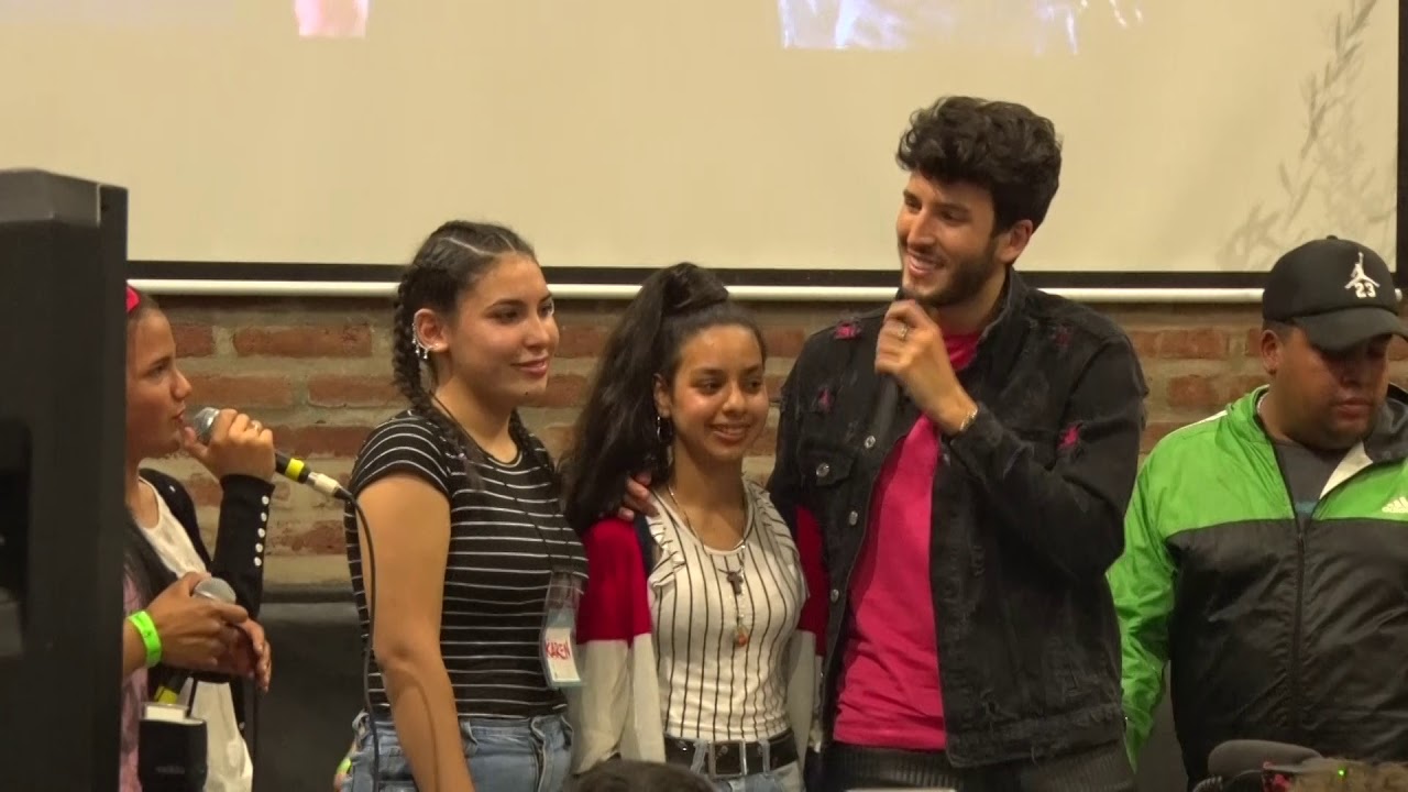 SEBASTIAN YATRA sorprende y canta con los chicos de la Villa 31