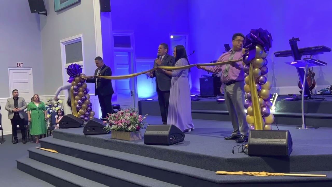 Corte de la cinta , de la gran inauguración del nuevo templo de la (  Iglesia I. Oasis de Amor  )