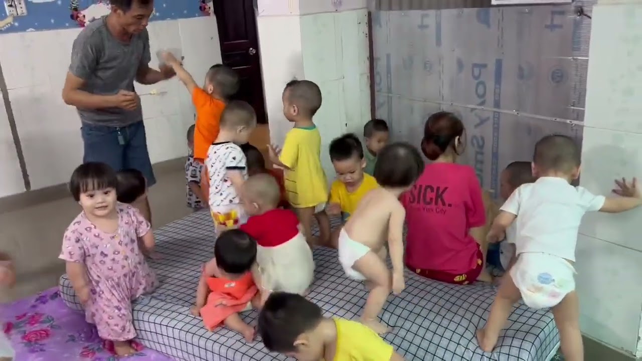 Các con đã biết giúp người lớn làm việc rồi