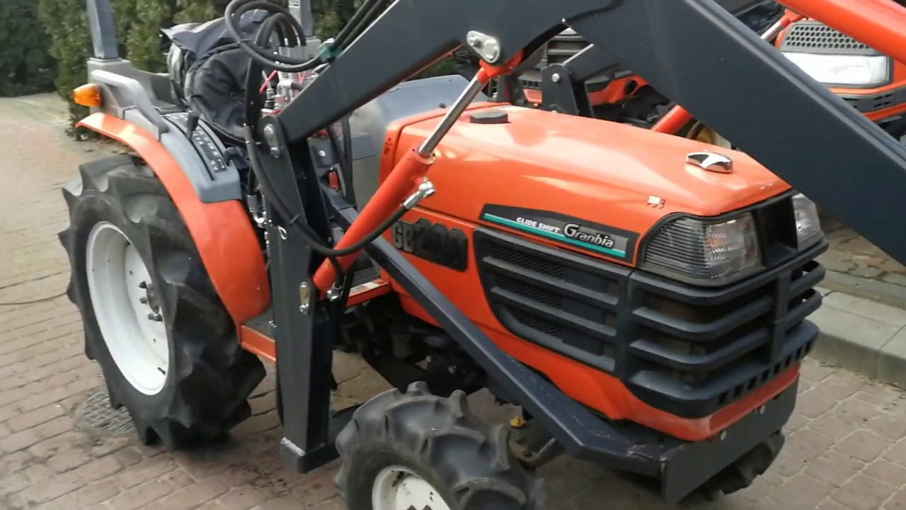 Mini traktor Kubota GB 200 z ładowaczem czołowym.