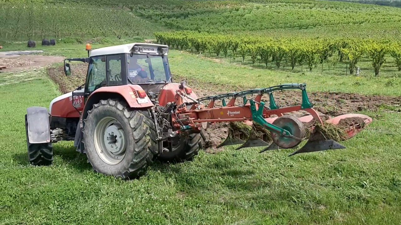 Tractor Mastery: Steyr 9145 and Kverneland AB85 in Action