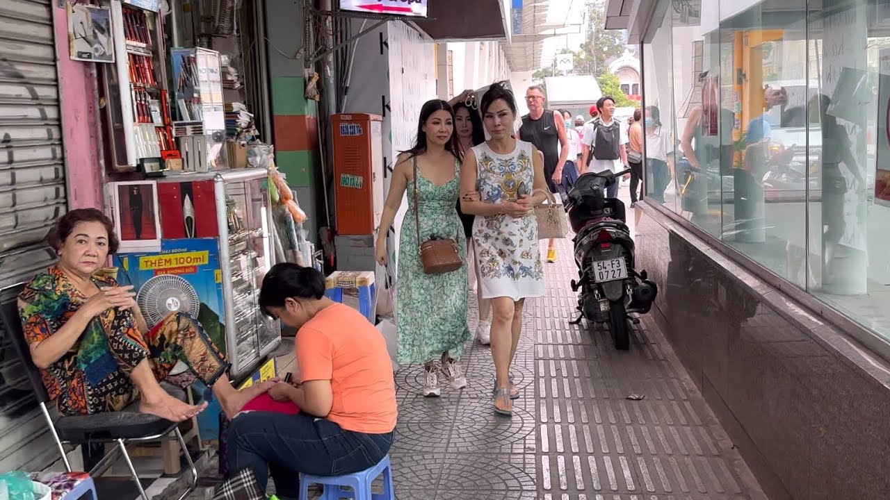 Saigon Downtown, Nguyen Hue street - Ho Chi Minh city Walking Tour