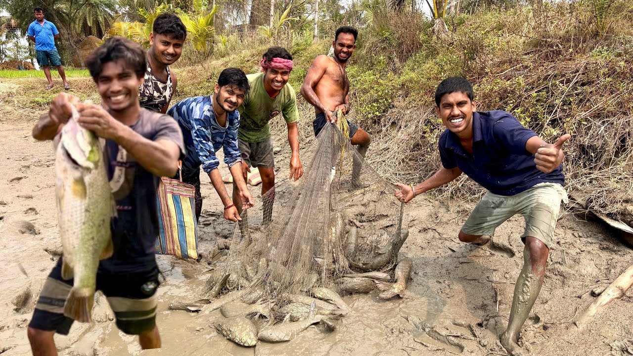 শান্তনুর বাড়িতে পুকুর ছেচে মাছ ধরলাম সবাই মিলে।🐟🐟