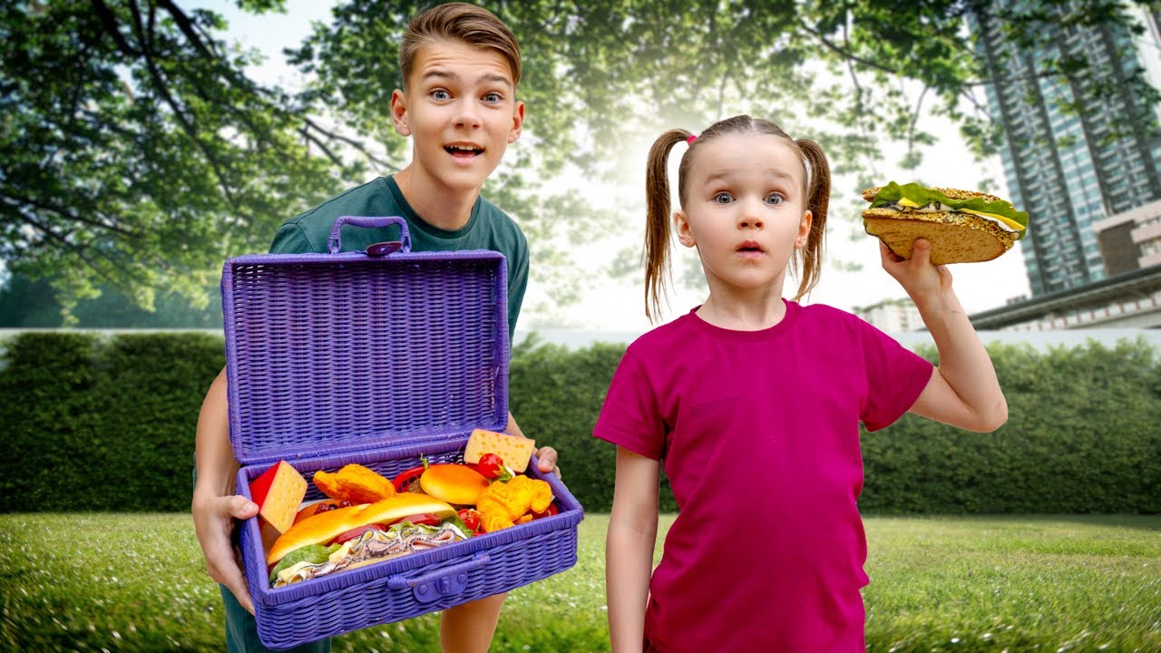 Enfants partageant de la nourriture lors d'un pique-nique