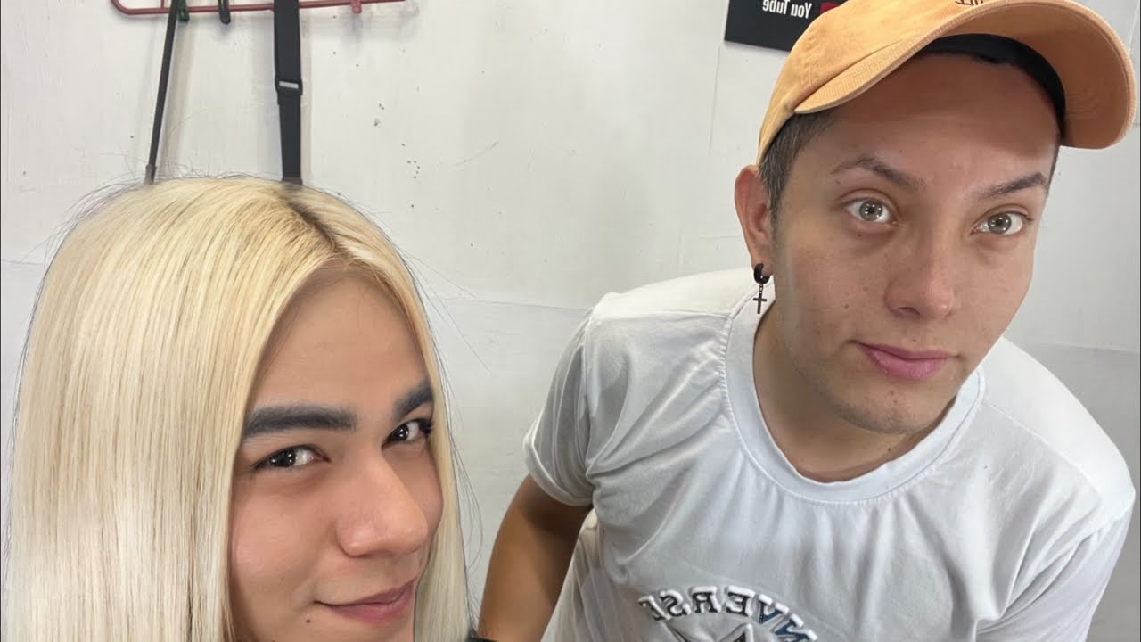 Arreglándome el cabello en la estética de Karyn
