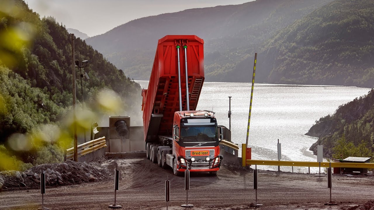 Volvo Trucks - Volvo Trucks provides autonomous limestone transport in Norway