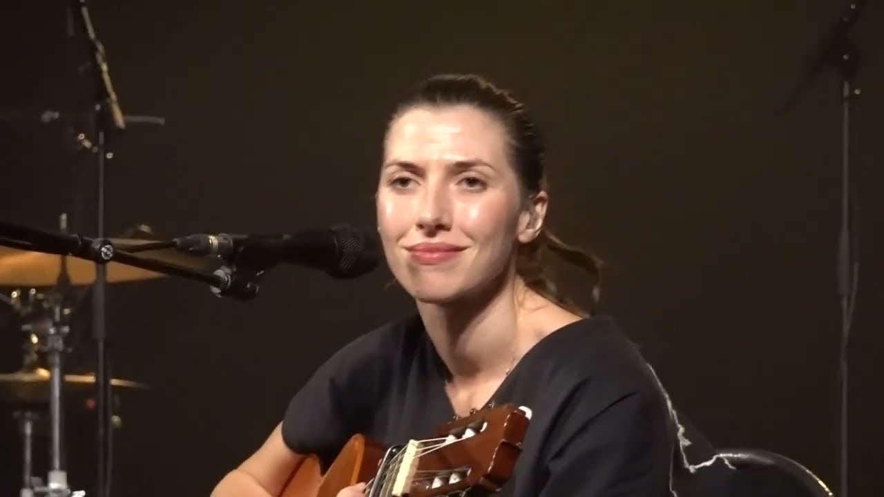 Aldous Harding - Fixture Picture (Live) Paris, Le Trianon - 28/03/2023