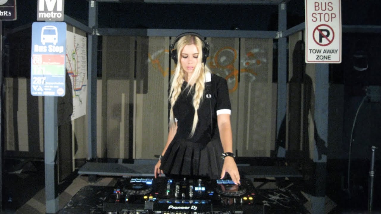 HYPNOTIC GROOVE TECHNO SET AT A BUS STOP ★ JOANNA KUCHTA
