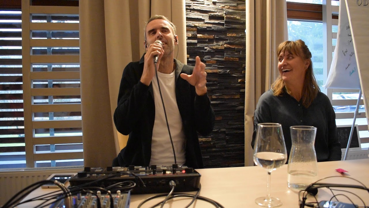 2019-11-08_Zdenka Pohlreich,30-Patrik Kee mluvi