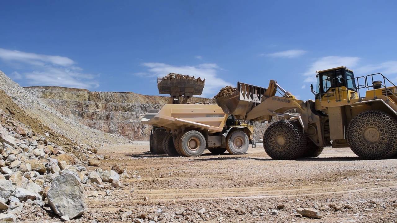 KOMATSU WA600, WA700 & HD605 working at quarry Vajarská