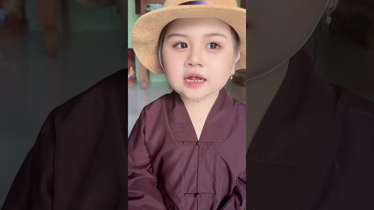 B&eacute; Tường Lam Hoa Sen