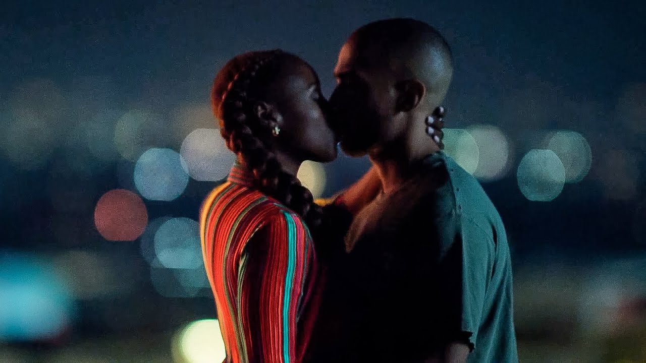 Insecure 5x04 Issa and Nathan kiss 