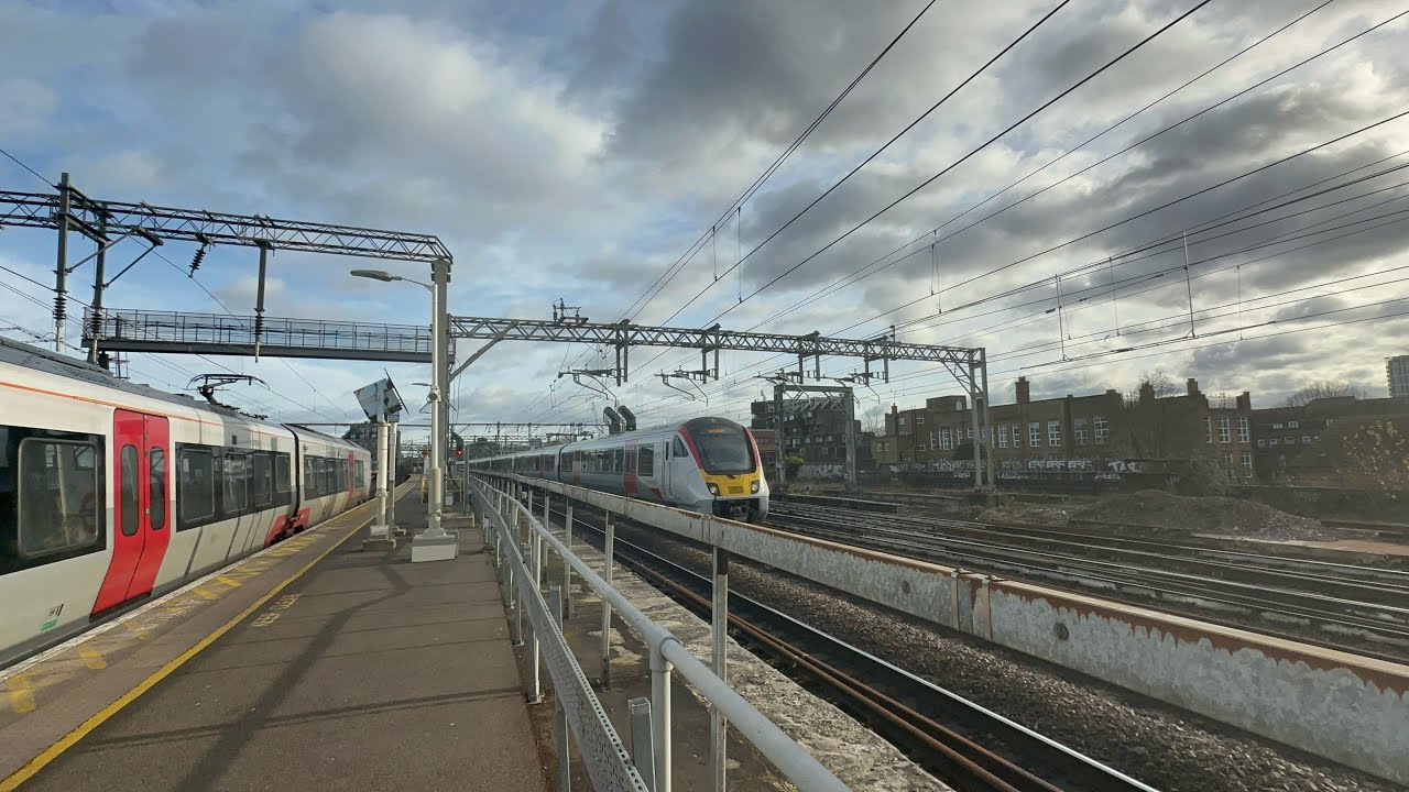 Trains at Bethnal Green | 23/12/2023