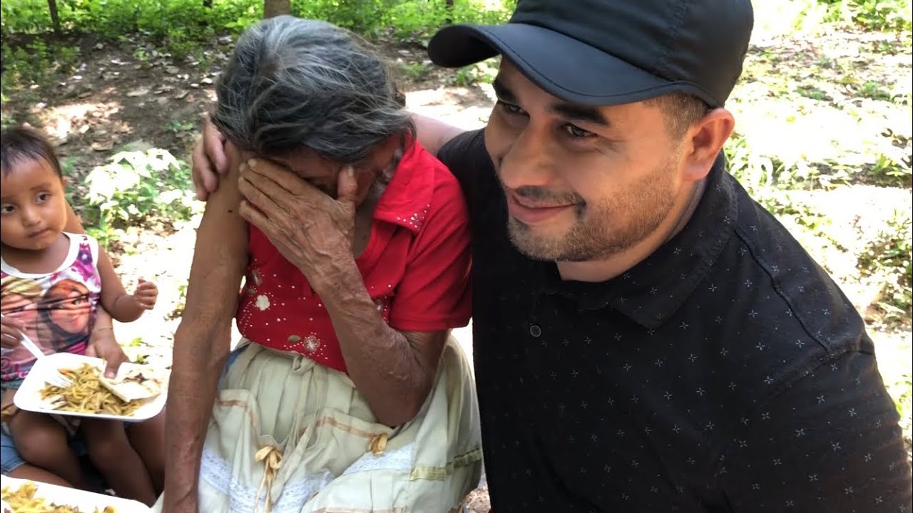 🔴 La abuelita Ermeregilda ora a Dios y llora por su dolor 😭