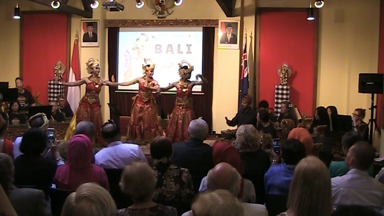 Gamelan Taniwha Jaya performsTari Cendrawasih
