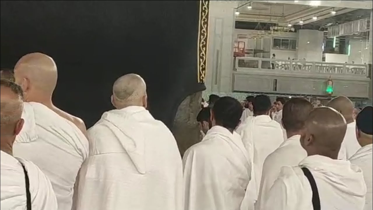 آخر المقطع قام الشاب بتقبيل! الركن اليماني! بكل سلاسة! ضربة حظ! رغم صعوبة الوصول الية!الكعبة المشرفة