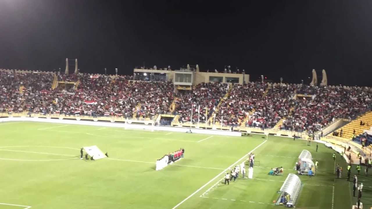 الجمهور المصري في قطر  يهز الاستاد بالنشيد الوطني
