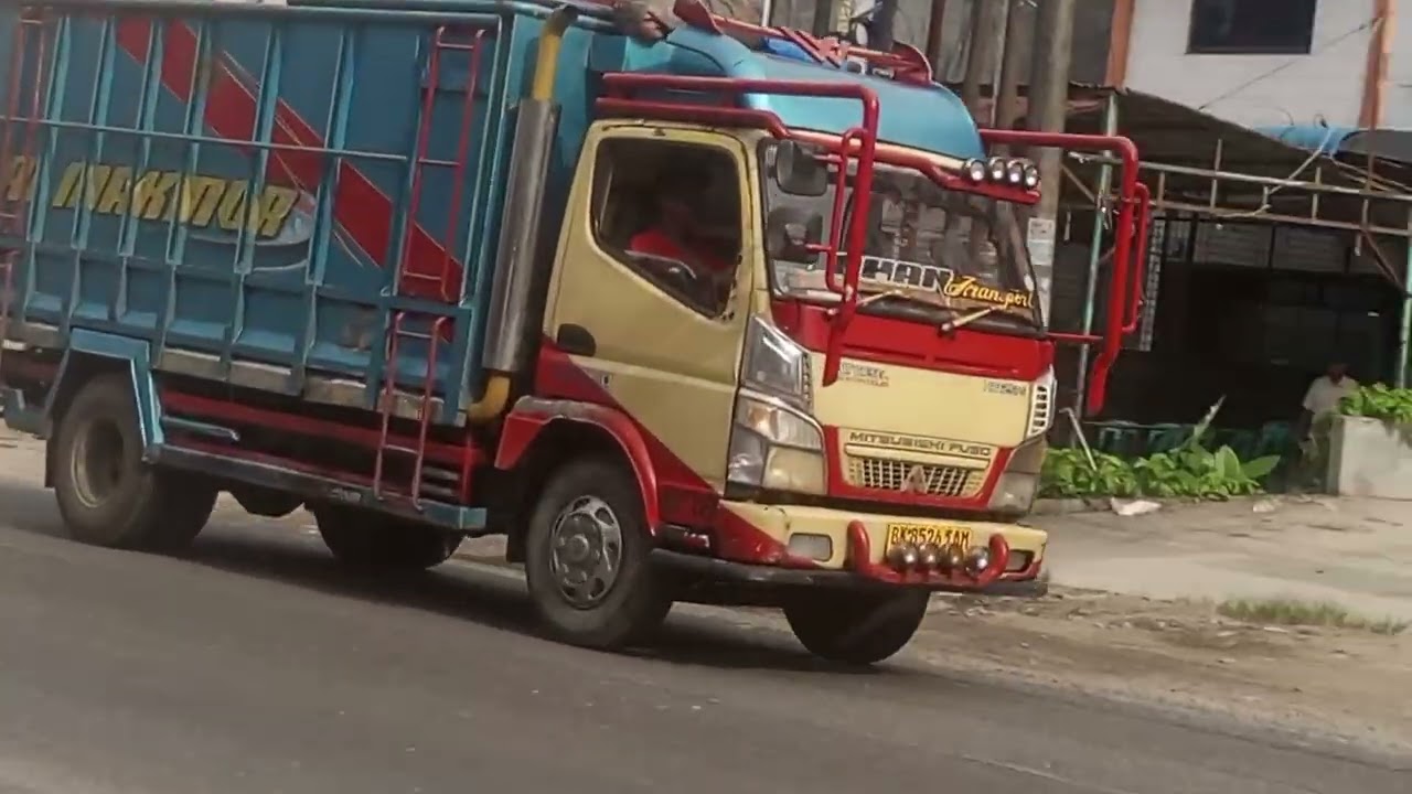 Ada kenampakan orang nagur yang bawa mobil truk Fuso cafe Rampah