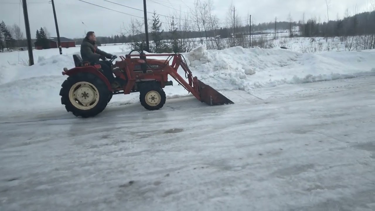 Yanmar YM2420D 4WD traktori, etukuormaajalla!