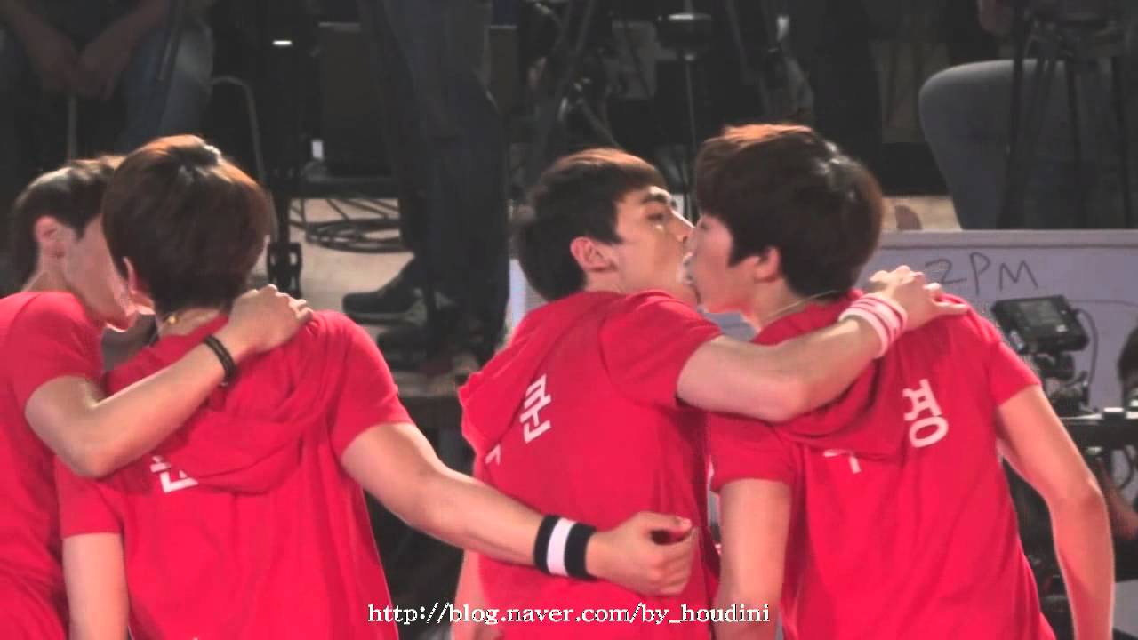[FANCAM] 2PM - 120508 MBC 승부의신 닉쿤 (Nichkhun) 종이옮기기.avi