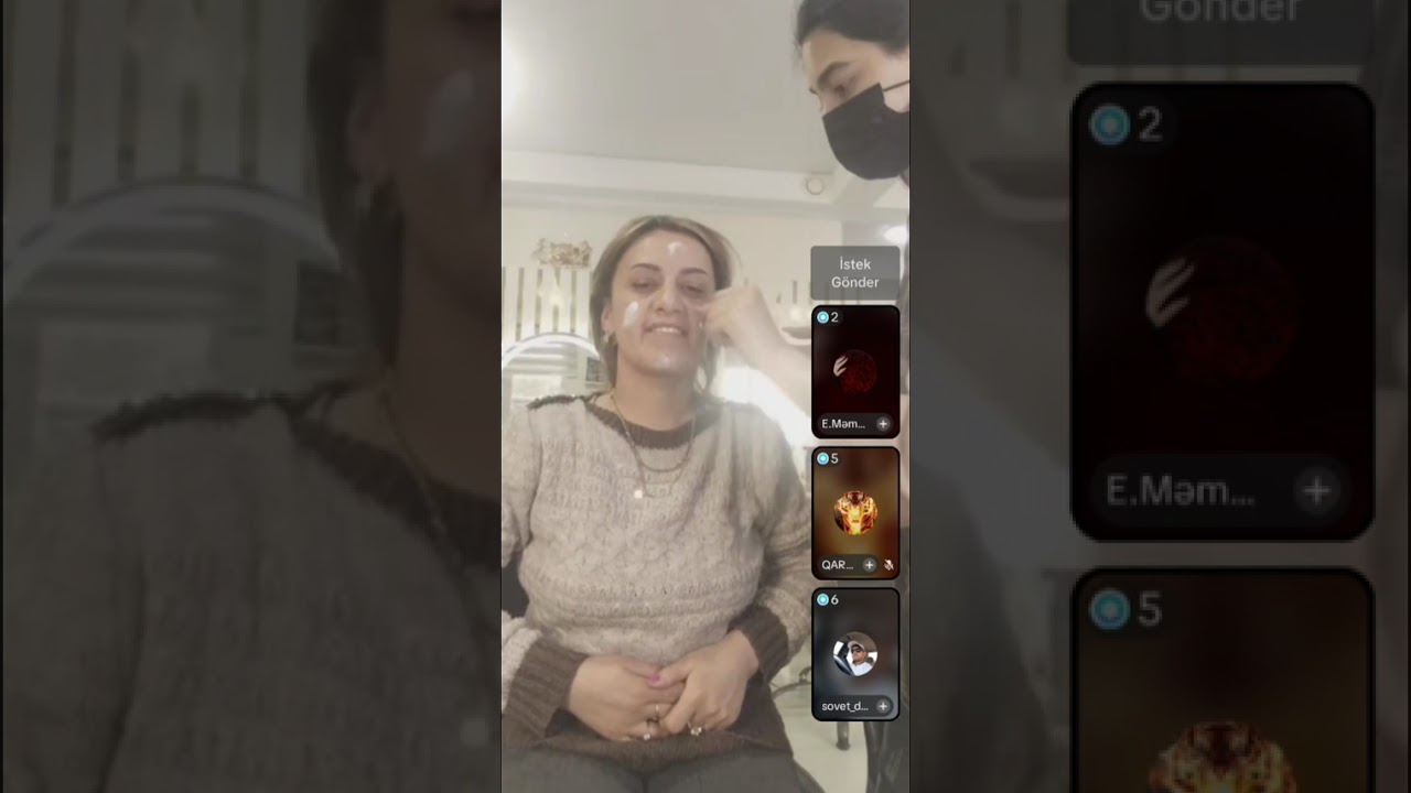 Gözəl salonda bəzənib verlişə hazırlaşır😃