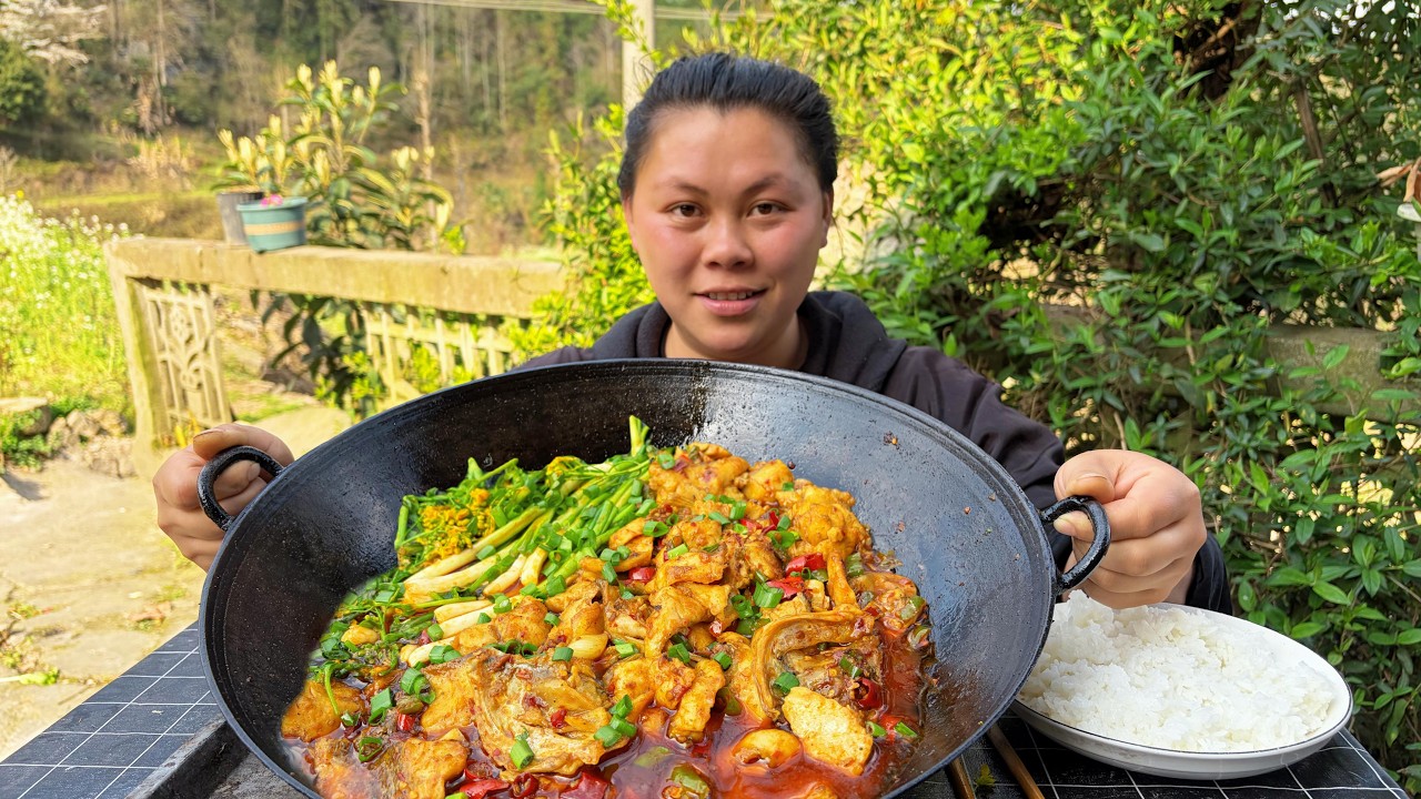 今天做了一大锅香辣鱼片，配着蔬菜非常下饭 Spicy fish slices paired with vegetables are delicious