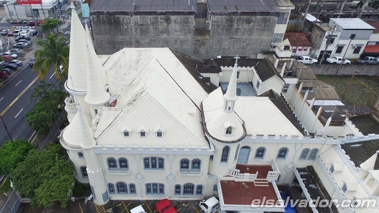 Un castillo para los niños de El Salvador