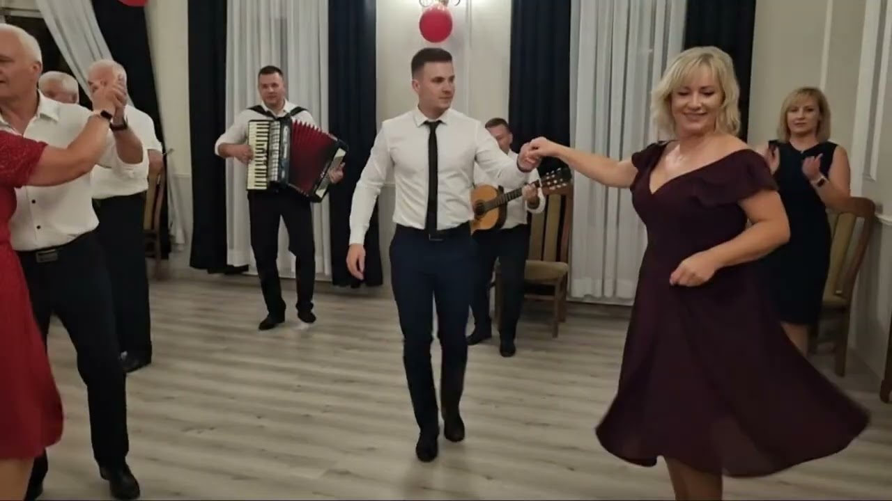 Ta melodia nie potrzebuje zaproszenia – ona prowadzi Cię na parkiet – od razu to zauważysz.