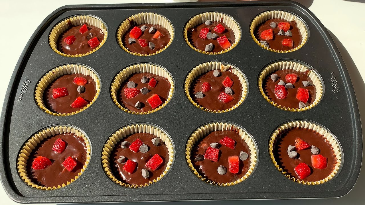 The BEST Chocolate Strawberry Muffins Recipes 🍫🍓🧁 | 초간단 핵맛 초코 딸기 머핀 만들기 | チョコレートマフィン