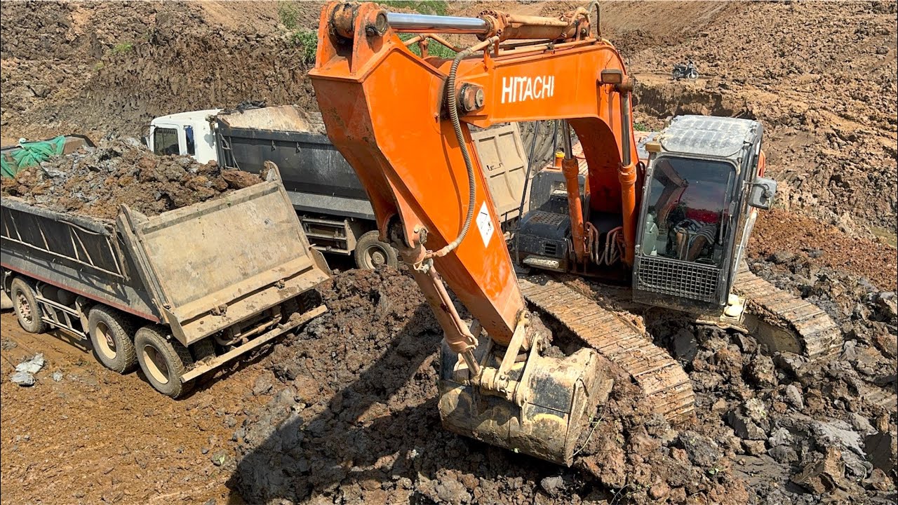 ZAXIS HITACHI 210LCH Assists Stuck Truck & Works with 41-Ton Dump Truck Earthmoving Project! 