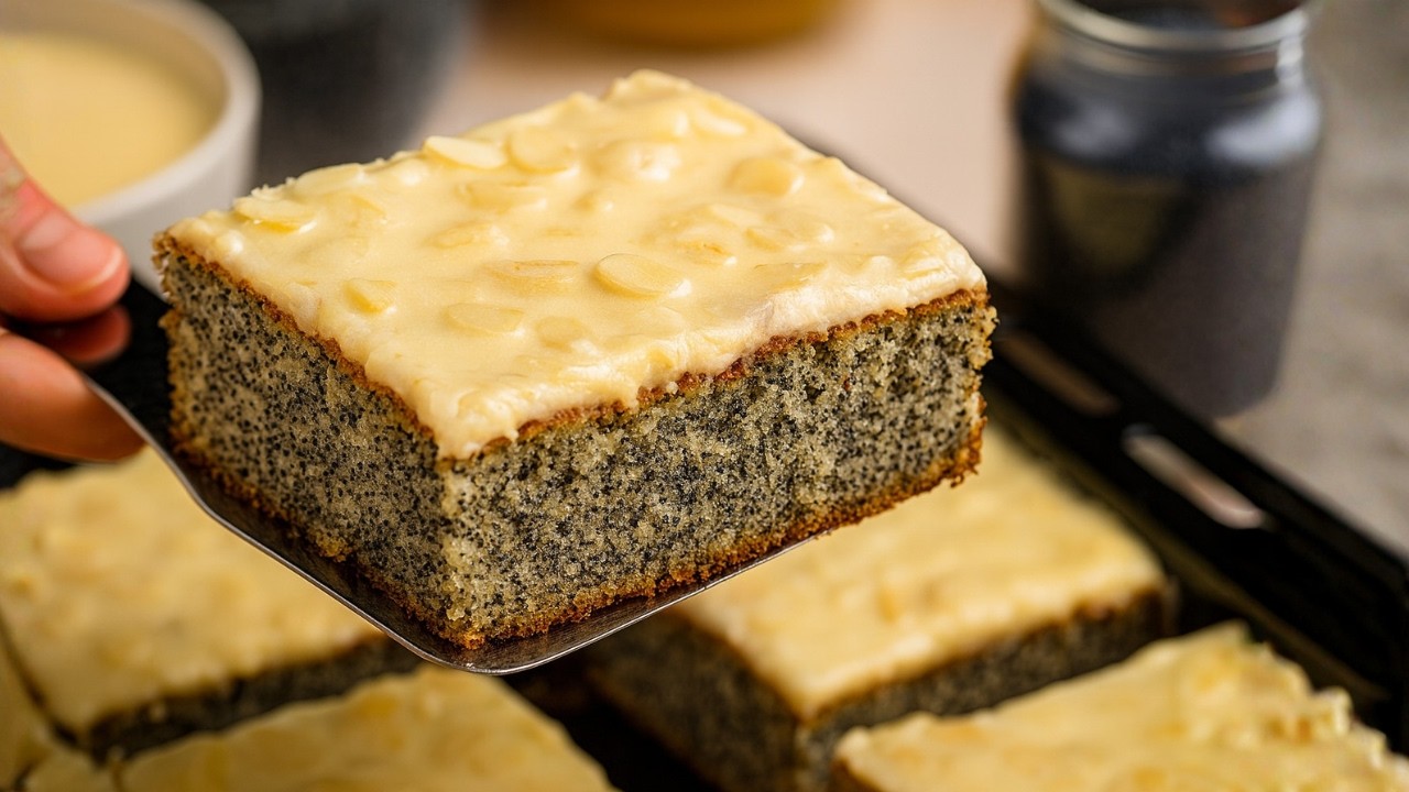 Ух ты, как вкусно! Маковый пирог с кремовой начинкой из сгущенного молока и миндаля. #652
