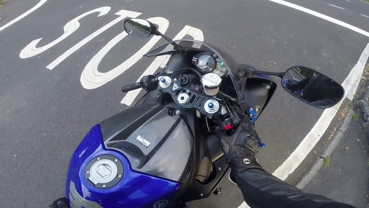 Yamaha R1 crossplane Akrapovic Fly By
