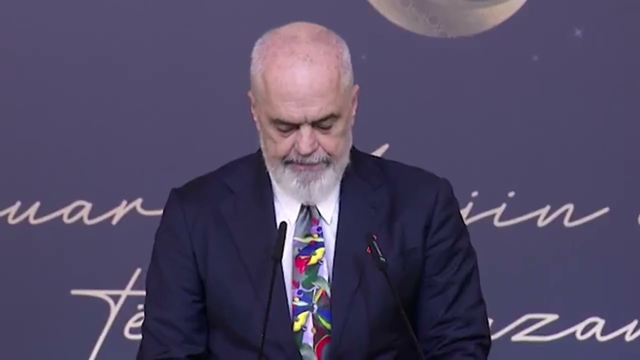 SOFRA E IFTARIT/ Kryeministri Edi Rama shtron darkën e iftarit në Pallatin e Kongreseve