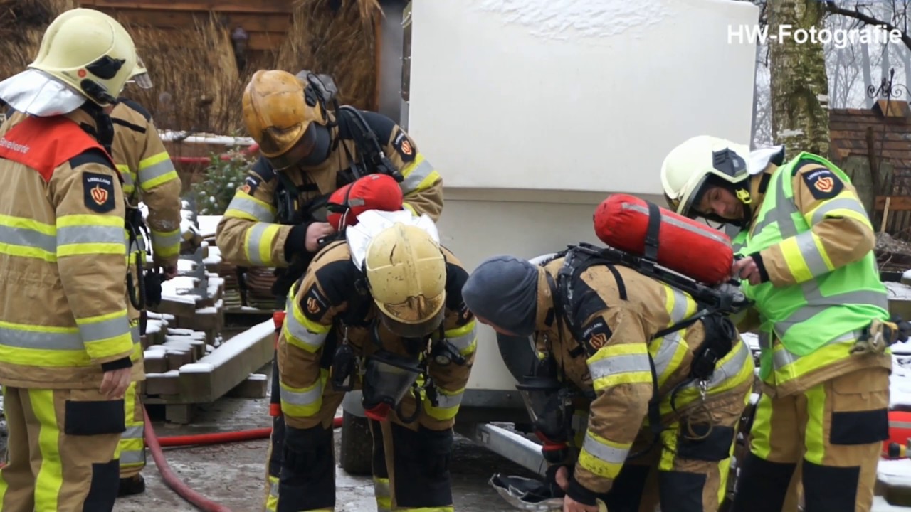 Rietgedekte schuur verwoest door brand in Giethoorn