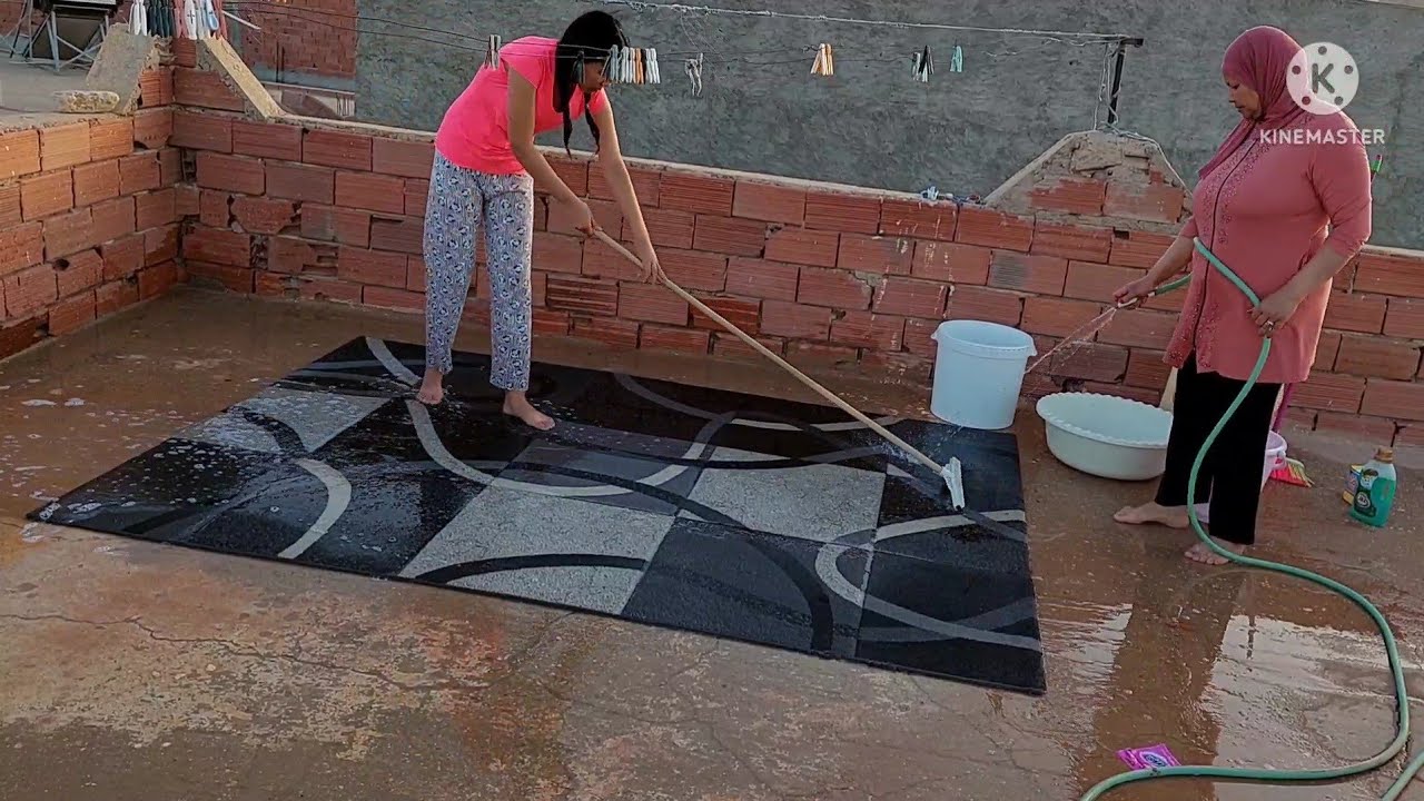 روتين اليوم من على السطح/ غسلنا الزرابي انا ومريم / عندنا ضيفة جديدة اليوم