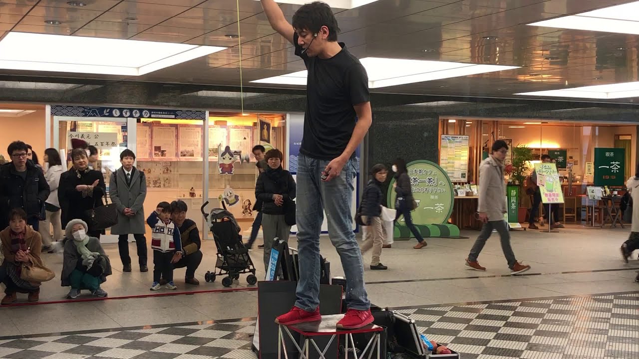 大道芸人NAOKI りんごを食べながらお手玉をする！　静岡駅前