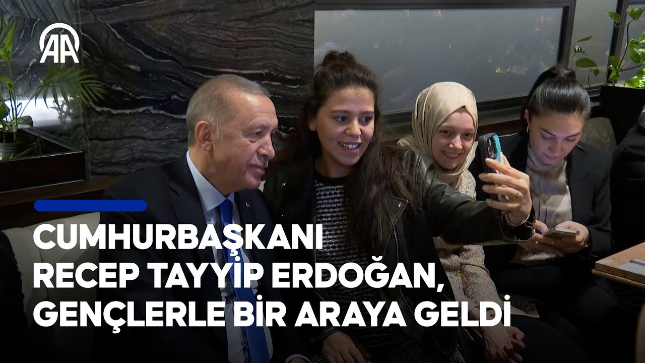 Cumhurbaşkanı Erdoğan, Ankara'da bir kafede gençlerle bir araya geldi