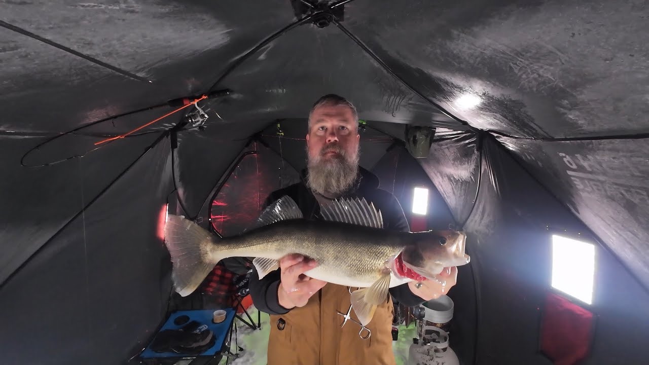 LIMITING OUT on early ice! Lake Sakakawea Walleye 6” of ice