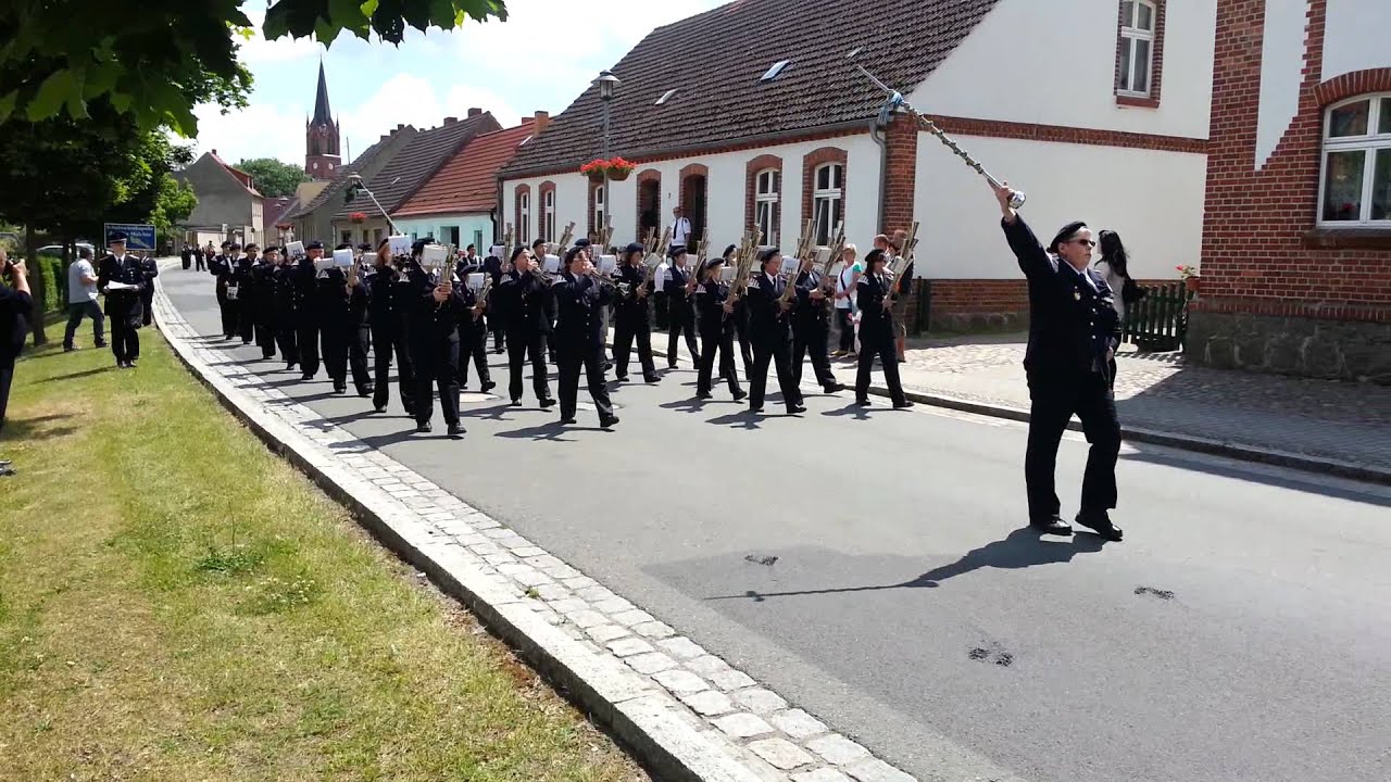 Schalmeienkapelle der FFw Malchin beim Marsch
