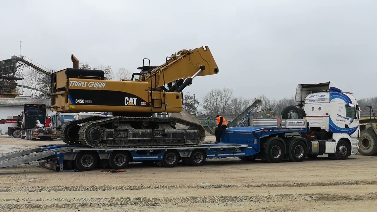 SUPER TRASPORTO ECCEZIONALE EXCAVATOR CATERPILLAR 345 DEMOLICTION CI VOGLIONO 3 CAMION TRANS GHIAIA