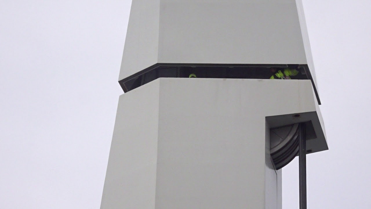 Ajuste del cabezal de un pilono del puente de Hisingen (Hisingenbron) en Gotemburgo.