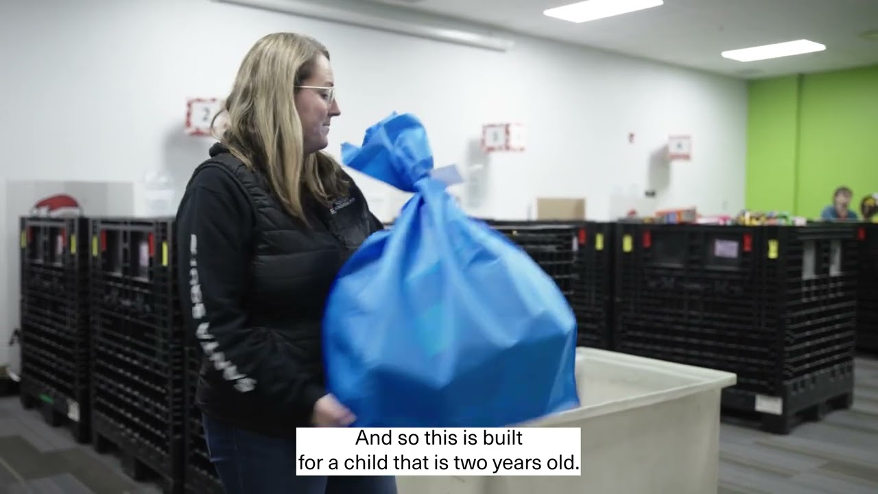 Santas Anonymous & Government of Canada: 20,000 gift packages for children