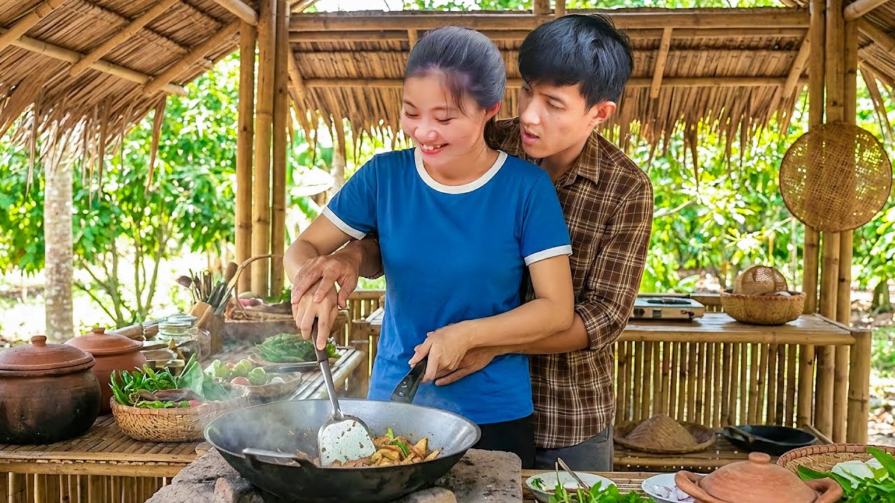 Single Mom and Engineer Cook a Unique Dish Together — A Small Feast to Thank Him for His Help