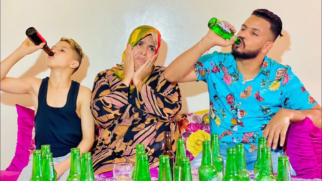 طفل صغير يشرب الخمر مع والده في البيت...علامات الساعة🧭(شاهد الكارتة )