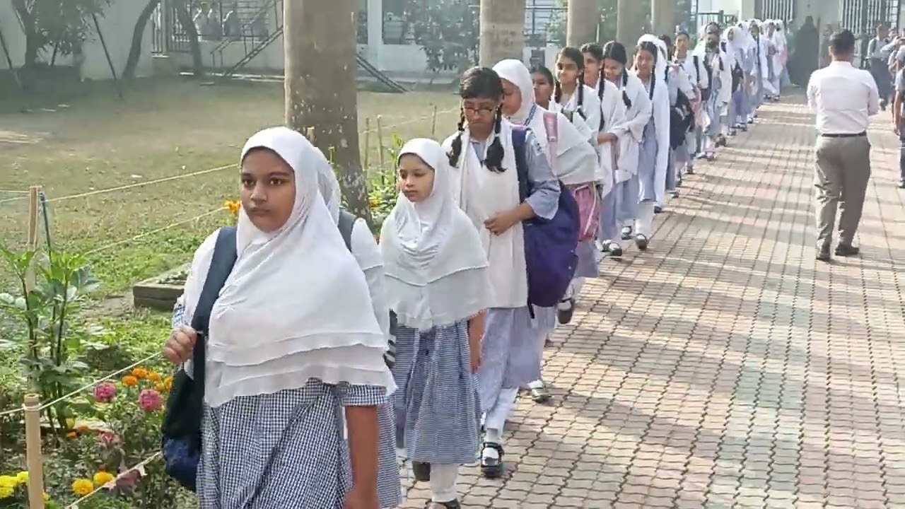 অত্যন্ত শৃঙ্খলের সাথে বিদ্যালয়ে প্রবেশ। 