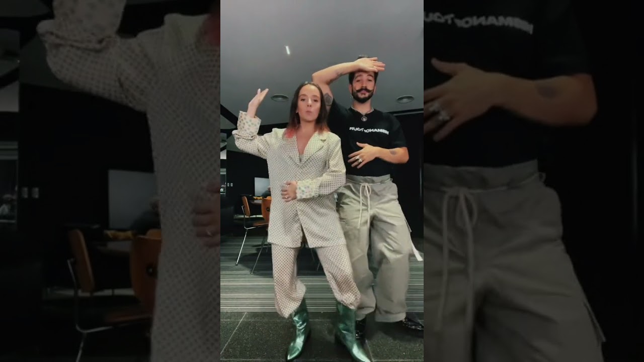 Camilo y Evaluna bailando con Indigo 