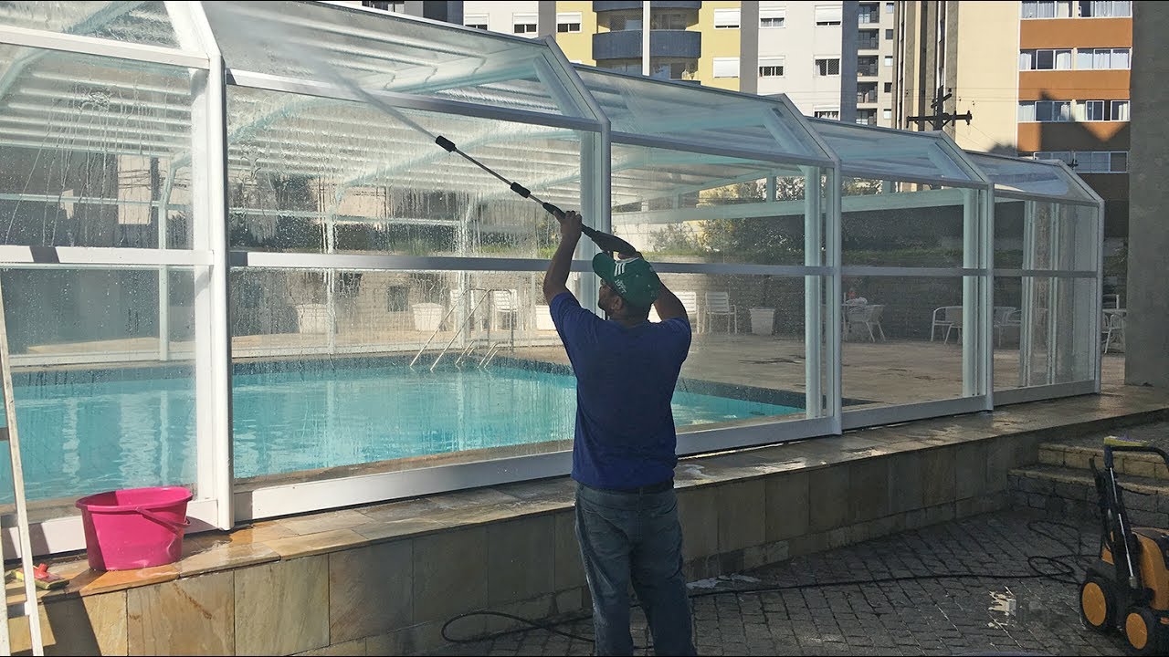 COMO LAVAR E FAZER MANUTENÇÃO PREVENTIVA EM UMA COBERTURA TELESCÓPICA DE PISCINA