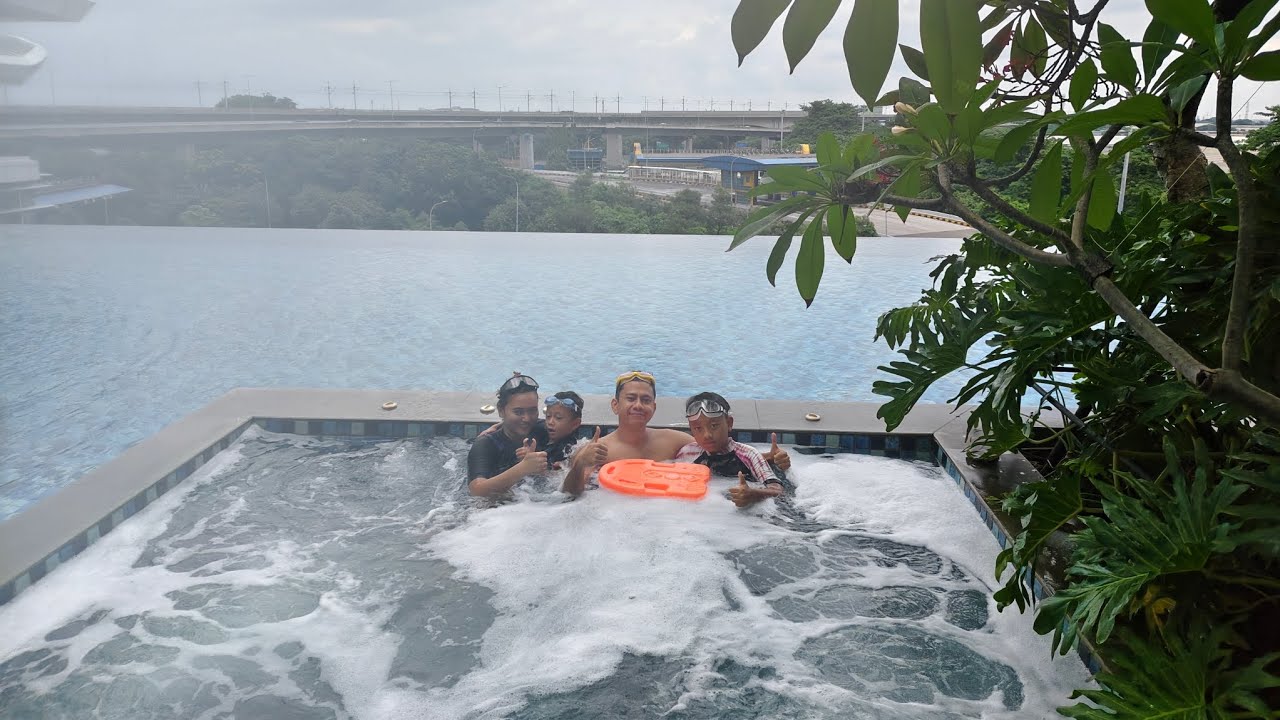 Fun Swimming di Kolam Renang Infinity Pool Nuanza Hotel Bekasi ada Jacuzzinya Mantap🥰