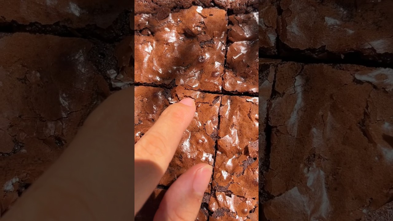 TIPS TO GET CRINKLY BROWNIES 💡 Recipe in descriptionans bio #recipe #brownie #bakingtips